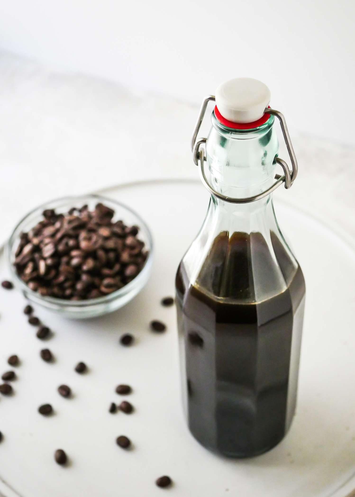  A bottle of homemade coffee liqueur: the perfect addition to your home bar!