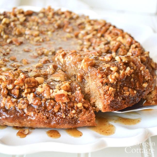  A classic cinnamon roll meets coffee cake in this drool-worthy creation.