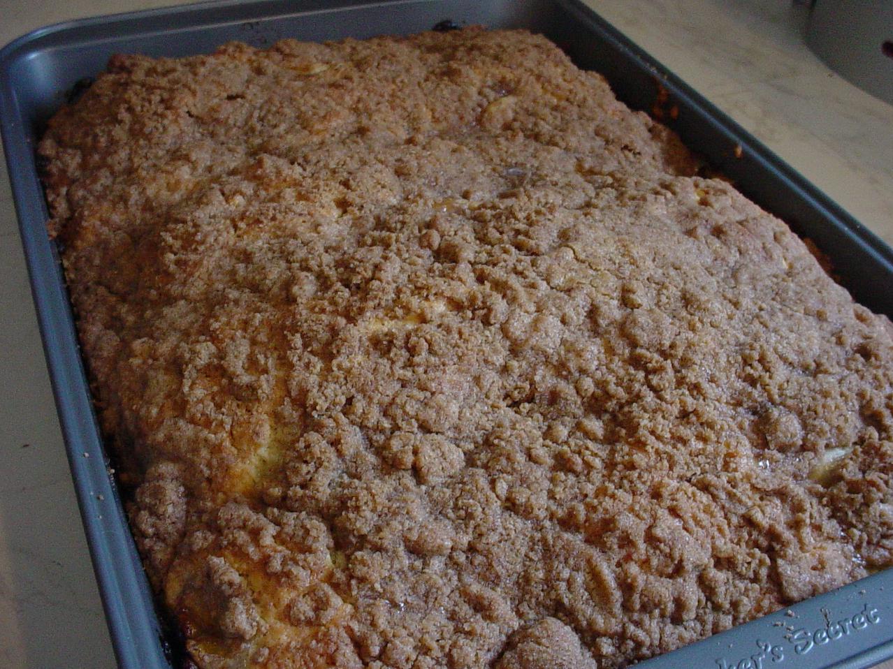  A moist cake filled with banana pieces and topped with a delicious crumbly streusel topping.
