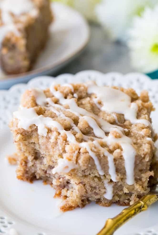  A scrumptious slice of banana coffee cake with a golden streusel topping, perfect for breakfast or as a snack!