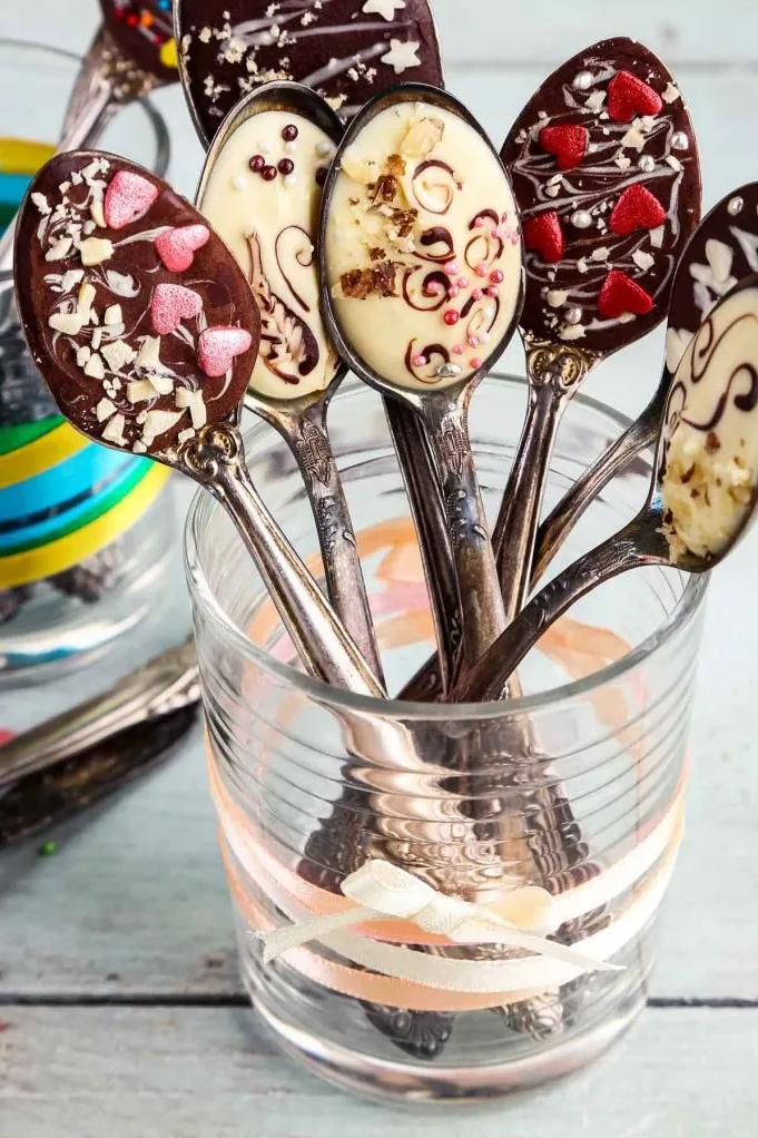  Customize your coffee with chocolate spoons that are both delicious and easy to make.
