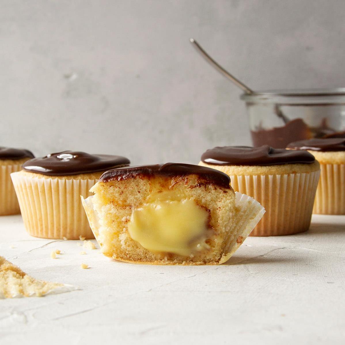  The perfect blend of coffee and cake: Boston Cream Cupcakes with an Espresso Twist!