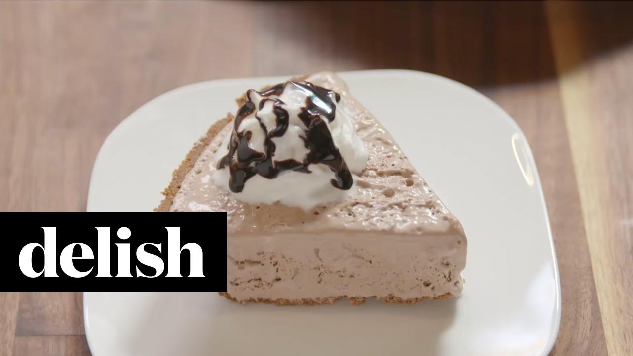  Who needs a regular old coffee when you can have this delicious Mocha Frappe Pie instead?